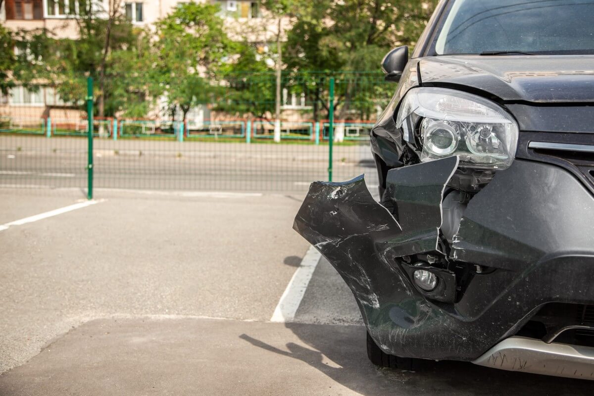 Foto eines beschädigten Fahrzeugs für das Thema: Wenn man ein Auto mieten möchte und einen Unfall hat.